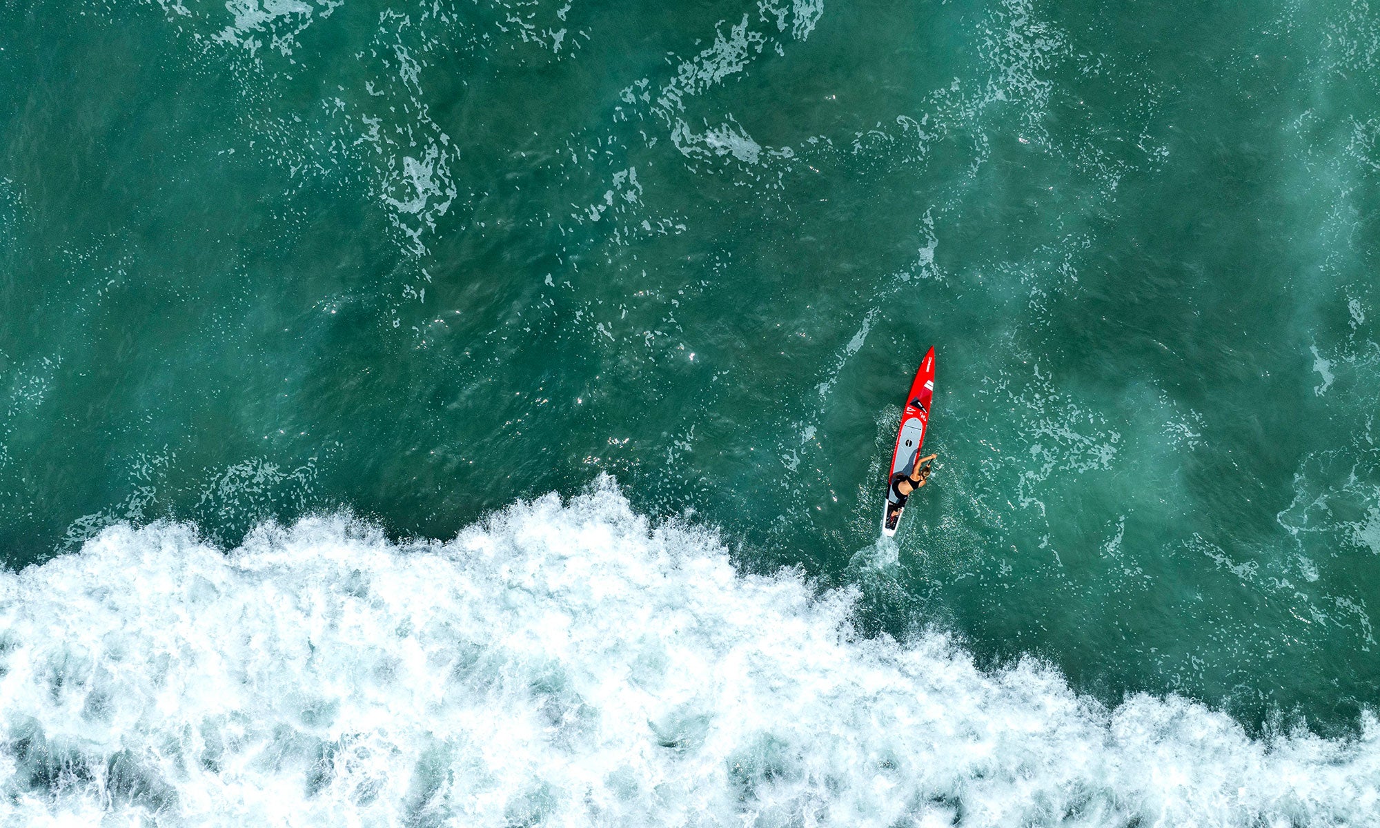 Person kayaking in rough ocean waters with a RS3 Sup Race of the brand SICMAUI